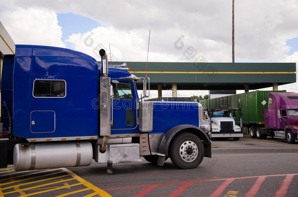 蓝色半卡车钻机在卡车停侧视图