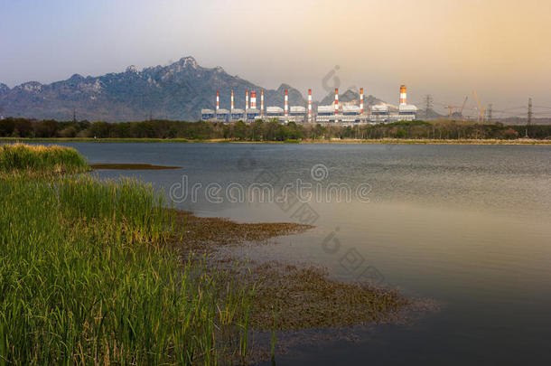 煤发电厂环绕着湖泊和山脉