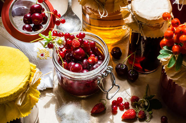 厨房桌子上的水果蜜饯和生草莓、樱桃、罗纹和<strong>红醋</strong>栗浆果
