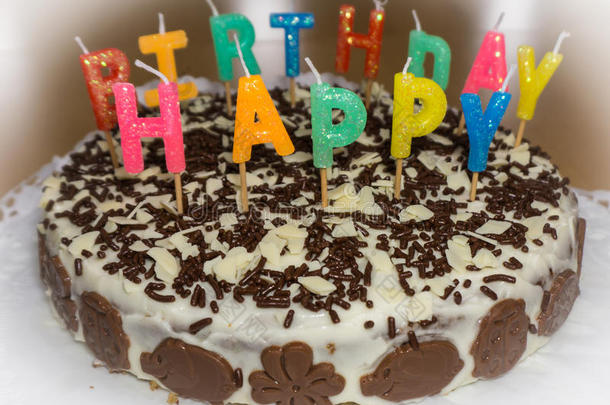 生日蛋糕配蜡烛。 生日快乐食物对象