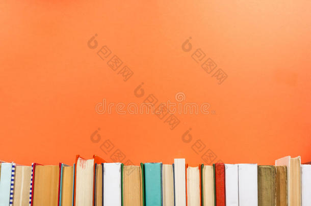 图书馆的木桌书架上的书。 回到学校背景与复制空间为您的广告文本。 <strong>老了</strong>