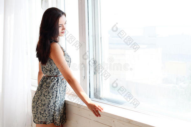 女孩向窗外望去