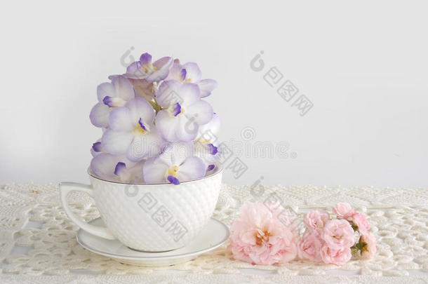 美丽的<strong>紫兰花</strong>和咖啡杯
