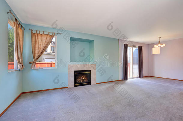空荡荡的客厅内部有蓝色的彩色墙壁