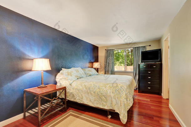 深蓝色对比墙在卧室与木地板