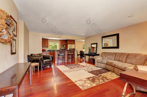 舒适宽敞的客厅与樱桃木地板。