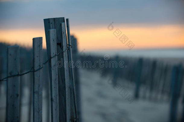 黎明<strong>时</strong>的海滩围栏