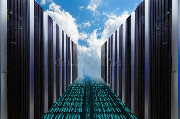数据服务器停在多云天空中蓝色的云上