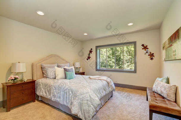 优雅的白色卧室，大床和床头柜。