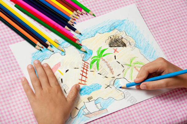 孩子画了一张铅笔海盗宝藏地图。