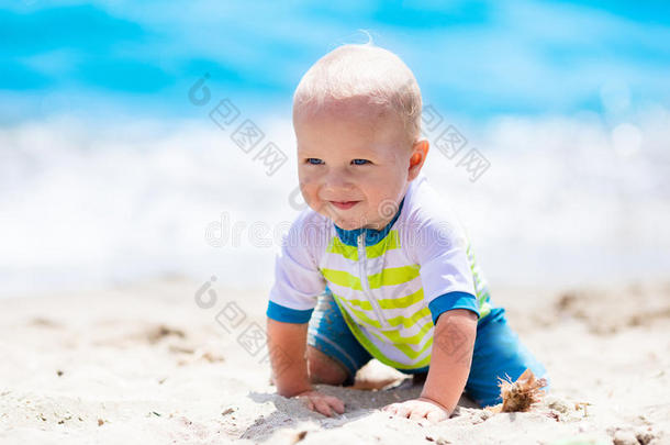 热带海滩上的小男孩