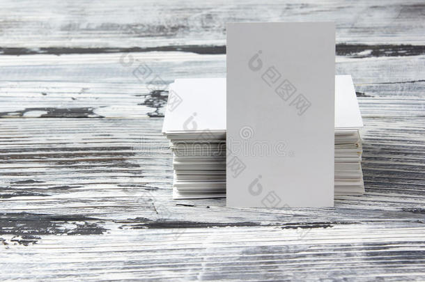 空白公司身份模板包装<strong>名片</strong>在木桌上。