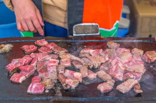 烤瓦古牛肉在热煤上加烟（日本食品）