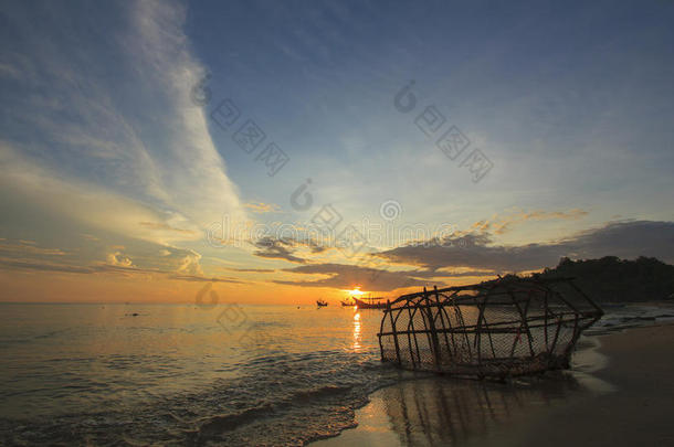 海滩上泰式钓鱼工具，以早晨美丽的大海和天空为背景