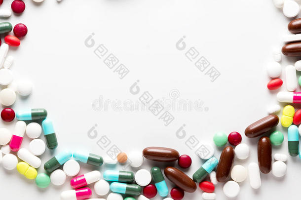 药物治疗和药物在一堆药丸和维生素