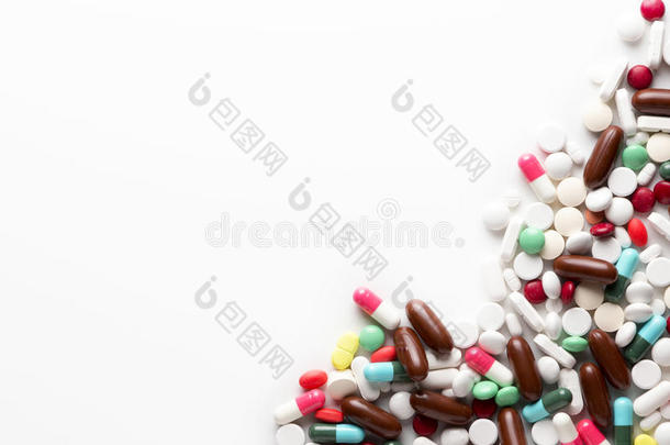 药物治疗和药物在一堆药丸和维生素