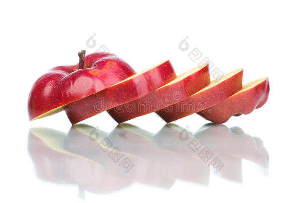 <strong>苹果切片</strong>。 白色上分离的水果