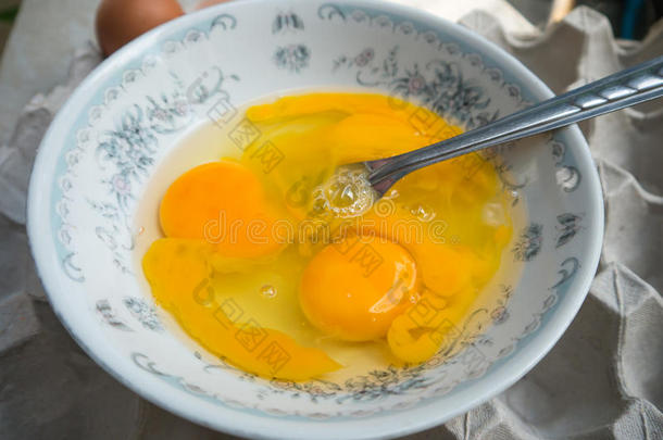 用叉子在碗里打生鸡蛋
