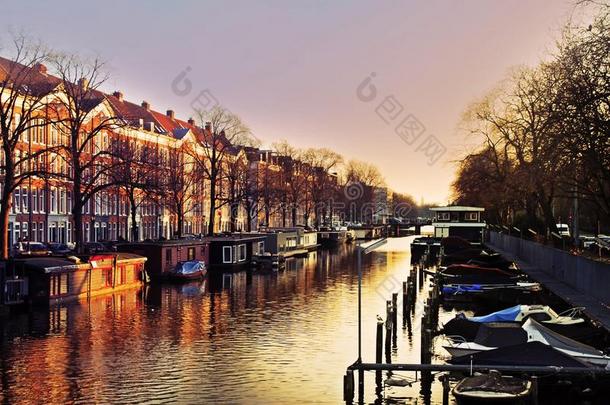 阿姆斯特丹美丽的船运河五颜六色