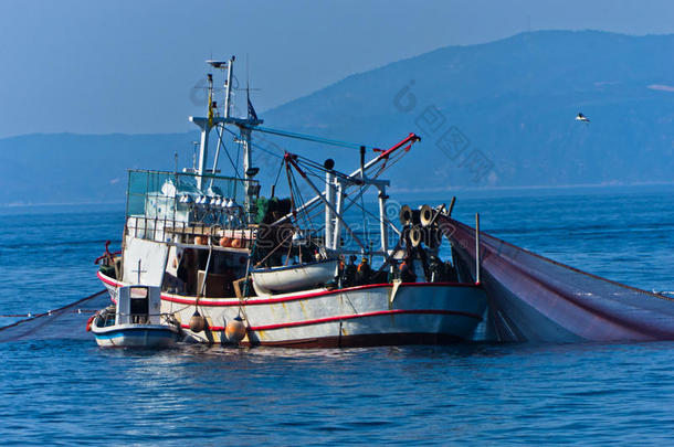 在阿托斯山前的海上有巢穴的渔船