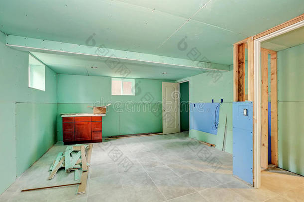 地下室改造。 薄荷绿色墙壁和瓷砖地板