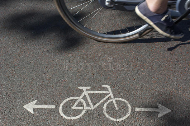 自行车和腿在人行道上的自行车标志