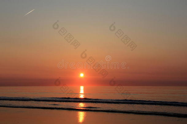 清晨的日出，太阳升起，海浪拍打着海岸