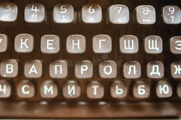 黑色键盘是俄罗斯机械打字机特写的古董
