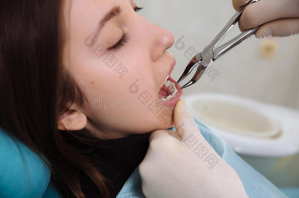 女病人有牙医和助理牙科治疗。 健康的概念