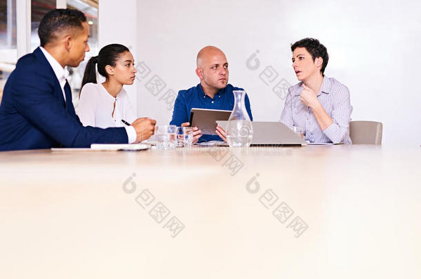 坐在会议桌旁的一群真正的商界人士