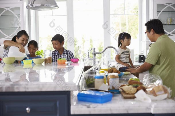 一家人在厨房吃早餐和做午餐