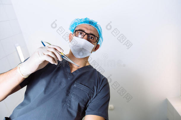 下面是外科医生手里拿着医疗器械的视图。 概念是健康的