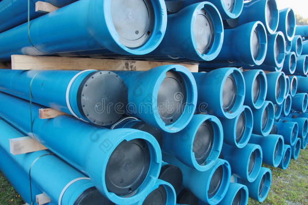 用于地下供水和下水道管道的蓝色PVC塑料管和配件