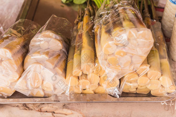 <strong>新鲜竹笋</strong>在塑料包装出售在当地食品市场在乌多纳尼省，泰国