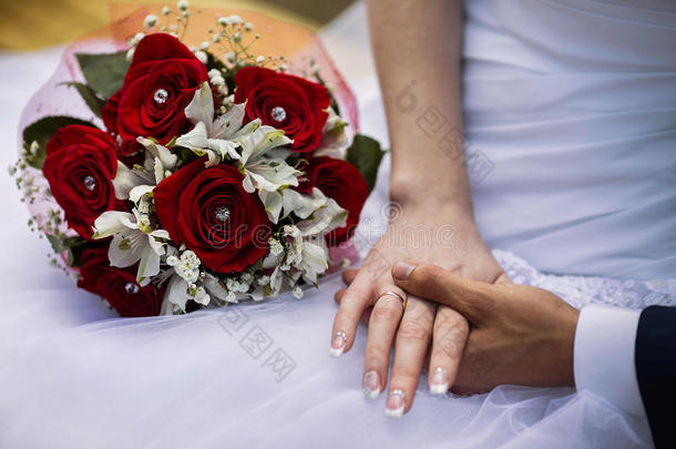 新娘和新郎手上戴着结婚戒指，男女手上戴着结婚戒指