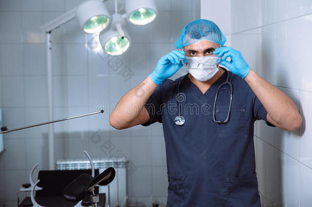 手术室医生带着医疗工具。 医院的概念