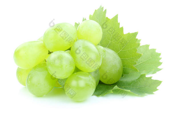 葡萄绿色水果，水果叶子分离在白色