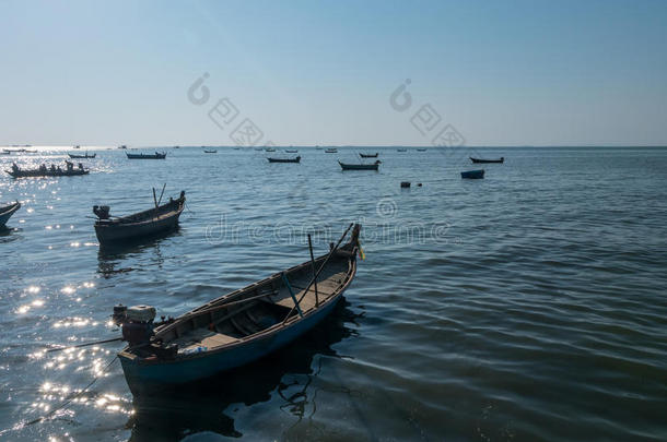 美丽的景色，渔船在黄昏日落黄昏的时候在海里航行