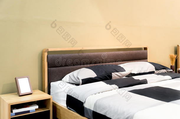 国际象棋床，枕头和架子在现代卧室。卧室间