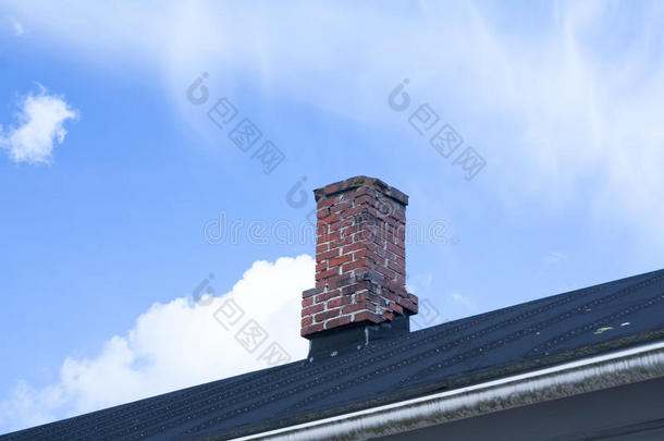 旧房子屋顶上的砖管