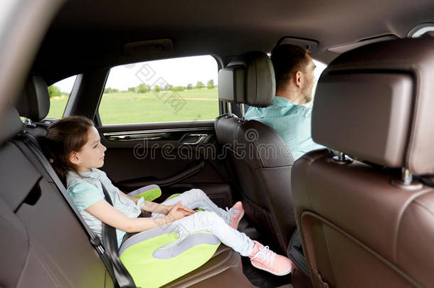 家庭<strong>带</strong>孩子在安全座椅驾驶汽车