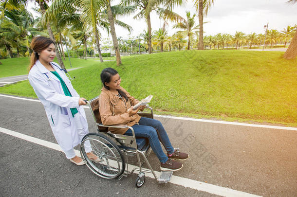 医生带一个病人坐轮椅