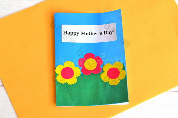 卡片上有鲜花和文字，快乐的母亲节-孩子们的纸工艺品