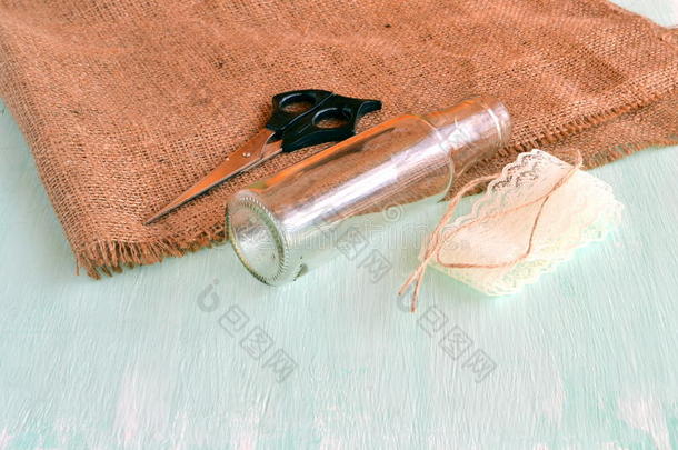 玻璃瓶，剪刀，麻布，花边。 准备手工花瓶。 如何制作花瓶。 简单廉价的DIY回收材料