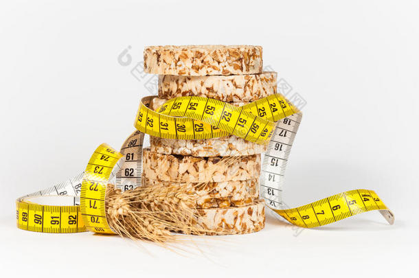 一种黄色的测量带，包裹着一捆小麦和<strong>年糕</strong>