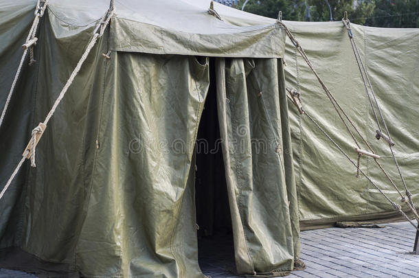 军事帐篷的入口