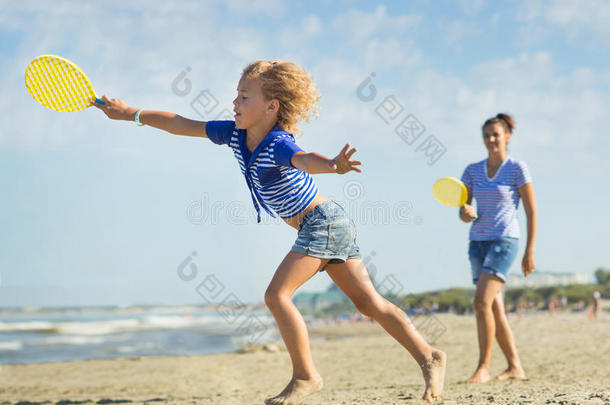 女孩和她妈妈一起打网球