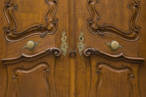 棕色木门，装饰锁孔和优雅的雕刻