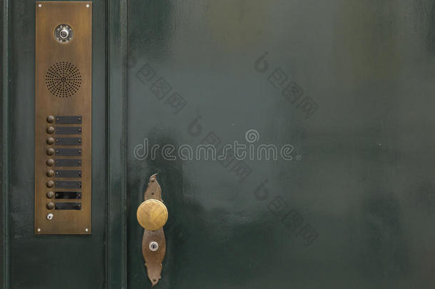 绿色的门，有金色的旋钮和铃铛