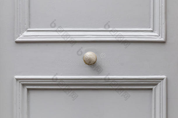 灰色油漆门与银色旋钮